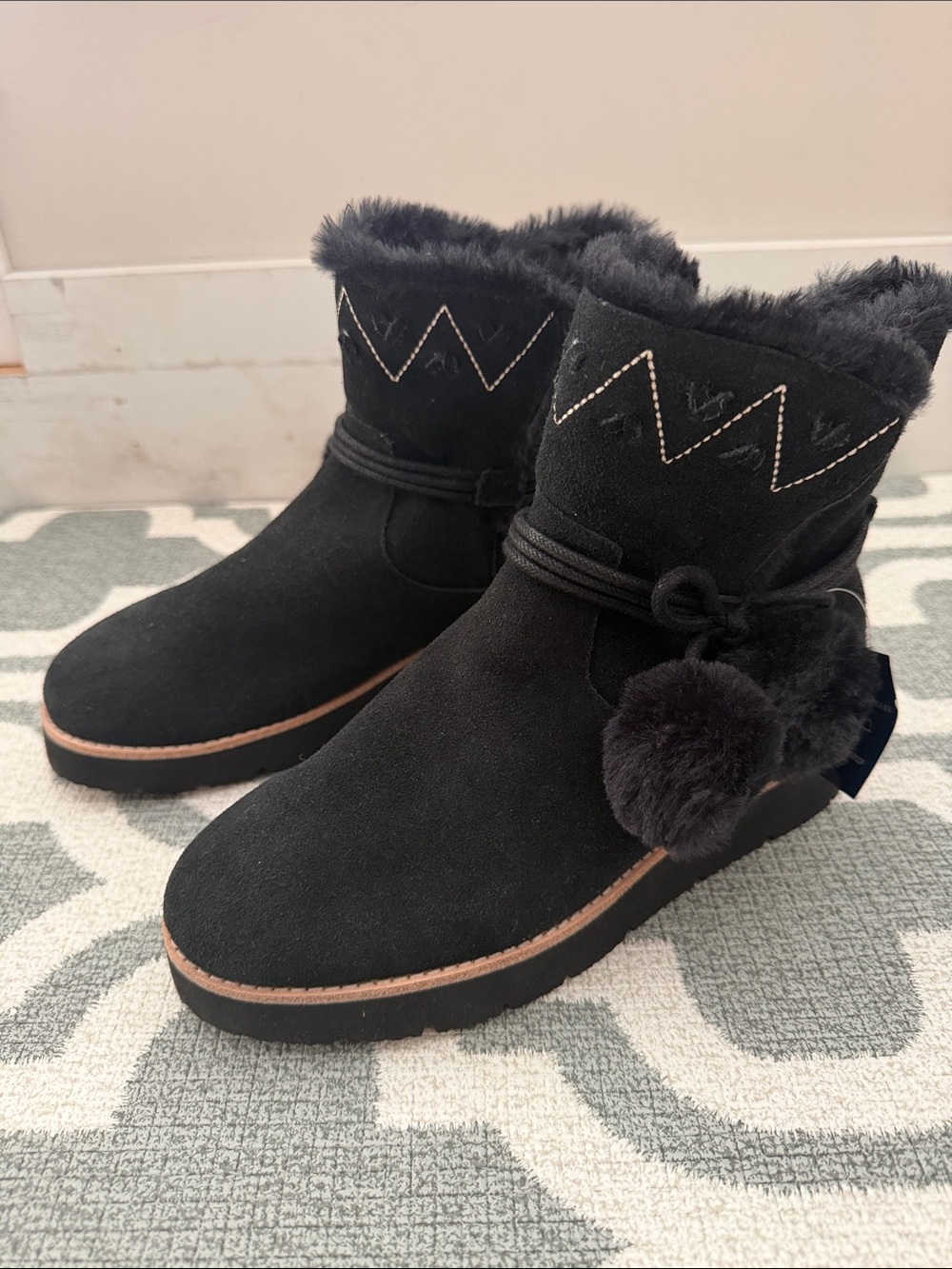 NEW Jack Rogers women’s 5 or big girls 3-3.5 black suede faux fur pompom boots